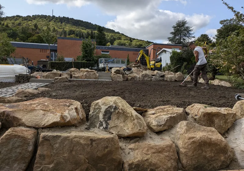 Fläche nach der Rodung, planiert und vorbereitet