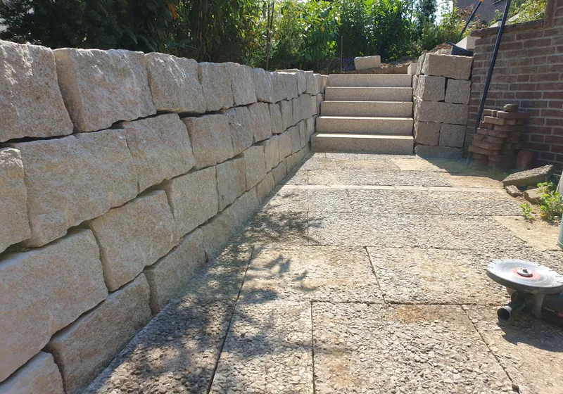 Natursteinmauer und Granitstufen nach der Freimachung